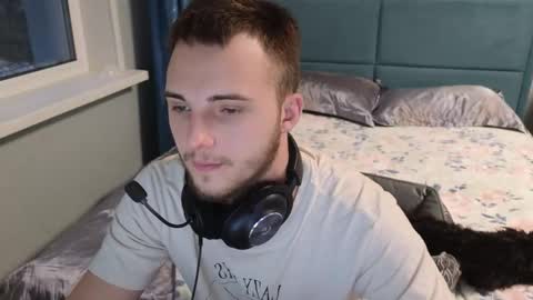 Snapshot of golden_boyyy21 chatting on 11/23/25, 01:22 Golden boyyy21 online show from 11/23/25, 01:22