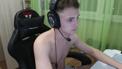 Snapshot of golden_boyyy21 chatting on 12/22/25, 04:15 Golden boyyy21 online show from 12/22/25, 04:15