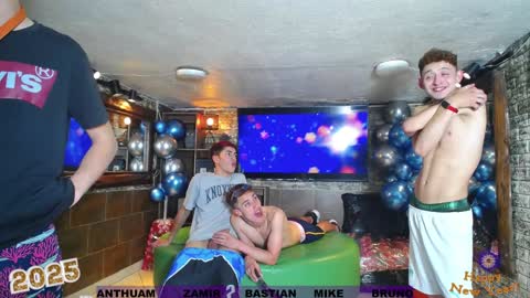 Snapshot of goldenjoi chatting on 12/20/24, 03:53 GOLDENJOI online show from 12/20/24, 03:53