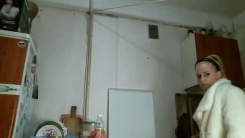 Snapshot of goldenworld_bi_car chatting on 11/18/25, 04:33 Christie online show from 11/18/25, 04:33