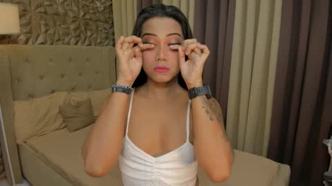 Snapshot of gorgeous_dark_luna chatting on 11/17/25, 05:52 RIANA online show from 11/17/25, 05:52