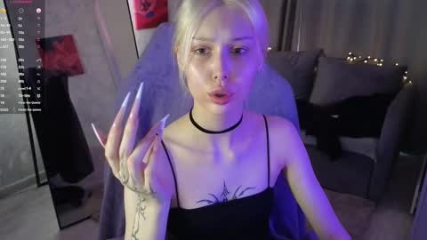 Snapshot of goth__tv chatting on 11/08/25, 11:43 Violeta online show from 11/08/25, 11:43