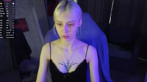 Snapshot of goth__tv chatting on 11/14/25, 10:25 Violeta online show from 11/14/25, 10:25