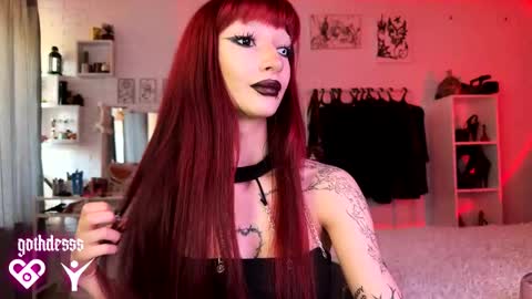Snapshot of gothdesss chatting on 10/18/25, 05:54    online show from 10/18/25, 05:54