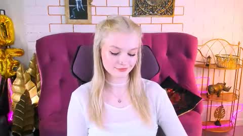 Snapshot of graceglamour chatting on 11/19/25, 01:11 Grace Glamour online show from 11/19/25, 01:11