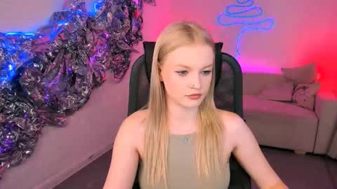 Snapshot of graceglamour chatting on 12/14/25, 01:05 Grace Glamour online show from 12/14/25, 01:05