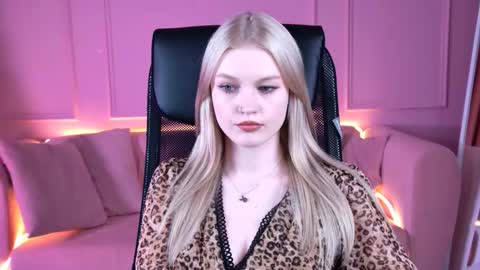 Snapshot of graceglamour chatting on 12/15/25, 01:15 Grace Glamour online show from 12/15/25, 01:15