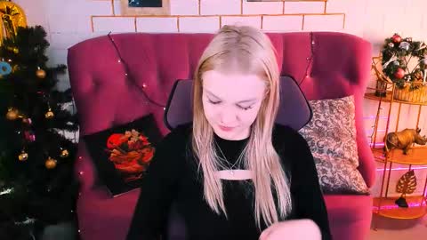 Snapshot of graceglamour chatting on 12/18/25, 05:13 Grace Glamour online show from 12/18/25, 05:13