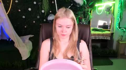 Snapshot of graceglamour chatting on 02/12/26, 05:13 Grace Glamour online show from 02/12/26, 05:13
