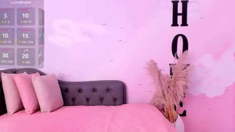 Snapshot of gracehall chatting on 11/30/25, 01:15 Grace online show from 11/30/25, 01:15