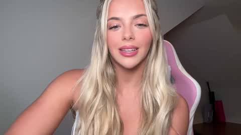 Snapshot of gracieparker chatting on 10/06/25, 01:25 Gracie online show from 10/06/25, 01:25