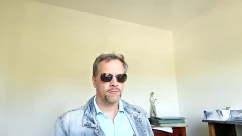 Snapshot of grattitude chatting on 11/23/25, 10:31 grattitude online show from 11/23/25, 10:31