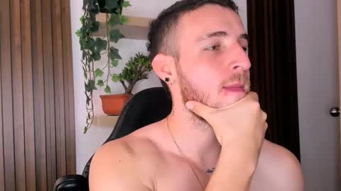 Snapshot of greeneyes_col chatting on 11/25/25, 06:41 Juan online show from 11/25/25, 06:41