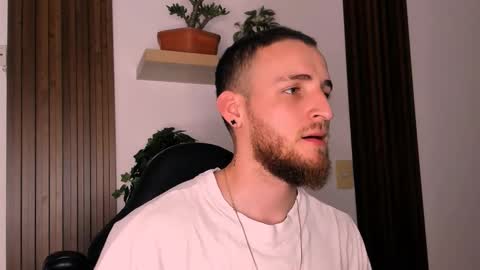 Snapshot of greeneyes_col chatting on 12/14/25, 01:33 Juan online show from 12/14/25, 01:33