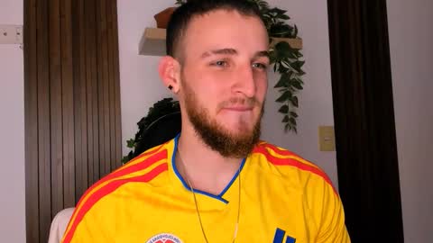 Snapshot of greeneyes_col chatting on 12/16/25, 12:04 Juan online show from 12/16/25, 12:04