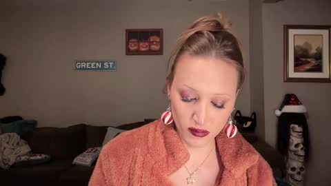 Snapshot of greenxxxqueen chatting on 12/22/24, 01:11 SexQueen Nikki online show from 12/22/24, 01:11