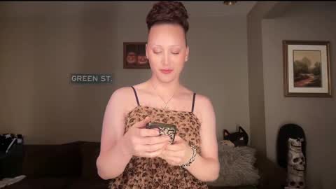 Snapshot of greenxxxqueen chatting on 01/30/25, 06:35 SexQueen Nikki online show from 01/30/25, 06:35