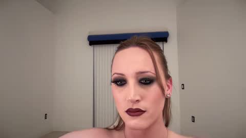 Snapshot of greenxxxqueen chatting on 09/15/25, 02:22 SexQueen Nikki online show from 09/15/25, 02:22