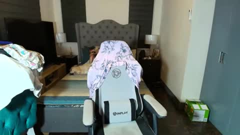 greta_v online show from 11/18/25, 10:09