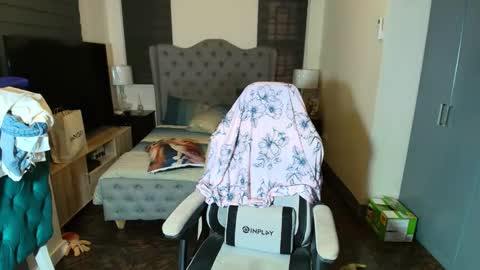 greta_v online show from 11/19/25, 08:03