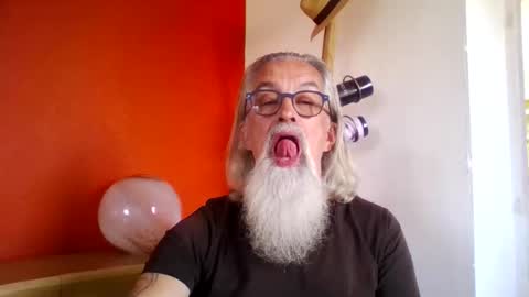 Snapshot of grybear60 chatting on 10/04/25, 09:40 Grybear online show from 10/04/25, 09:40