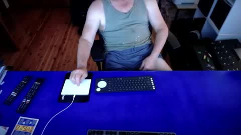 Snapshot of guesswhatigot2 chatting on 10/21/25, 07:42 guesswhatigot2 online show from 10/21/25, 07:42