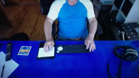 Snapshot of guesswhatigot2 chatting on 11/16/25, 01:44 guesswhatigot2 online show from 11/16/25, 01:44