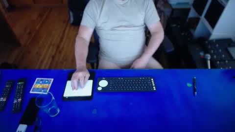 Snapshot of guesswhatigot2 chatting on 11/23/25, 04:01 guesswhatigot2 online show from 11/23/25, 04:01