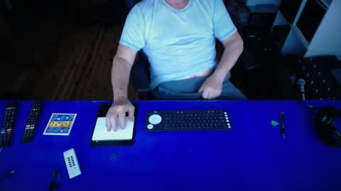 Snapshot of guesswhatigot2 chatting on 11/27/25, 08:27 guesswhatigot2 online show from 11/27/25, 08:27