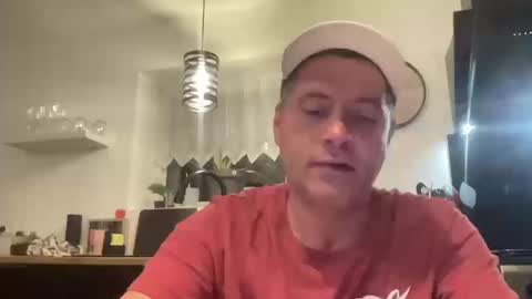 Snapshot of guil0 chatting on 09/23/25, 01:41 guil0 online show from 09/23/25, 01:41