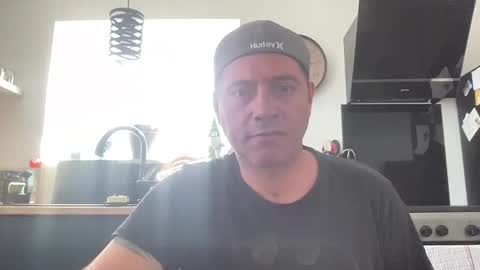 Snapshot of guil0 chatting on 09/25/25, 04:54 guil0 online show from 09/25/25, 04:54