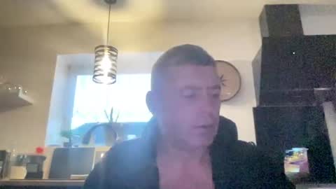 Snapshot of guil0 chatting on 09/29/25, 09:36 guil0 online show from 09/29/25, 09:36