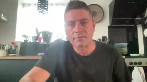 Snapshot of guil0 chatting on 10/01/25, 09:10 guil0 online show from 10/01/25, 09:10