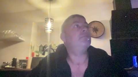 Snapshot of guil0 chatting on 10/06/25, 07:50 guil0 online show from 10/06/25, 07:50