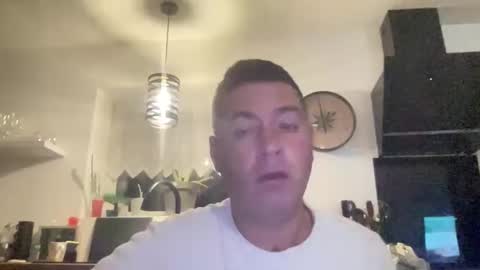 Snapshot of guil0 chatting on 10/07/25, 03:58 guil0 online show from 10/07/25, 03:58