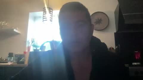 Snapshot of guil0 chatting on 10/18/25, 10:38 guil0 online show from 10/18/25, 10:38