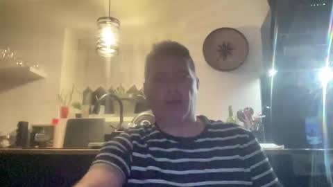 Snapshot of guil0 chatting on 10/22/25, 08:36 guil0 online show from 10/22/25, 08:36