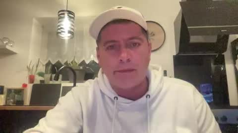 Snapshot of guil0 chatting on 10/23/25, 10:41 guil0 online show from 10/23/25, 10:41