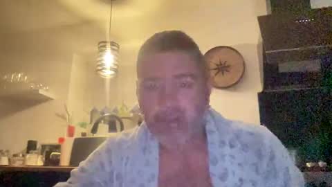 Snapshot of guil0 chatting on 10/30/25, 09:44 guil0 online show from 10/30/25, 09:44