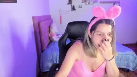 Snapshot of guinivere_blake chatting on 10/14/25, 01:28 Hello Im Julieta Im 25 years old welcome to my room have fun and be happy. online show from 10/14/25, 01:28