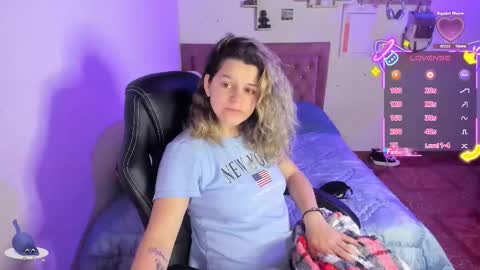 Snapshot of guinivere_blake chatting on 10/22/25, 03:18 Hello Im Julieta Im 25 years old welcome to my room have fun and be happy. online show from 10/22/25, 03:18