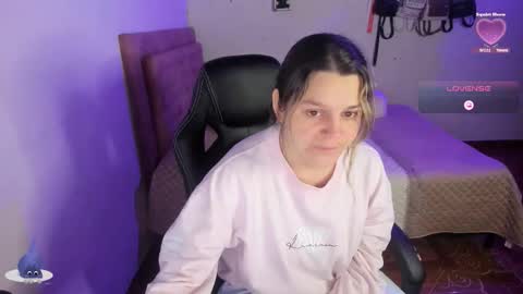 Snapshot of guinivere_blake chatting on 11/22/25, 02:54 Hello Im Julieta Im 25 years old welcome to my room have fun and be happy. online show from 11/22/25, 02:54