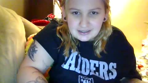 Snapshot of gummybearluvsu chatting on 12/15/25, 01:04 Gummybearluvzu online show from 12/15/25, 01:04