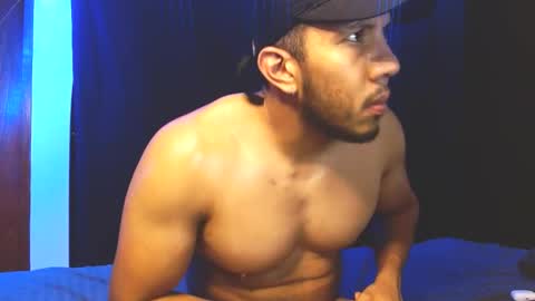 Snapshot of gurushake chatting on 11/16/25, 02:28 holl latino online show from 11/16/25, 02:28