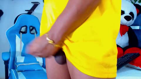 Snapshot of gurxxxt chatting on 10/18/25, 07:03 Hakim online show from 10/18/25, 07:03