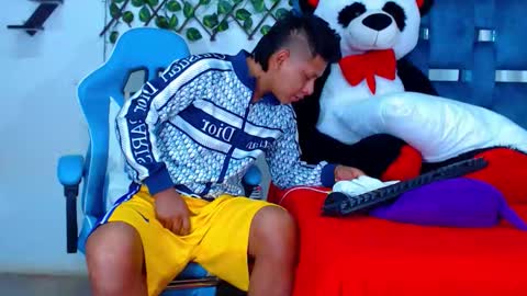 Snapshot of gurxxxt chatting on 10/26/25, 12:22 Hakim online show from 10/26/25, 12:22