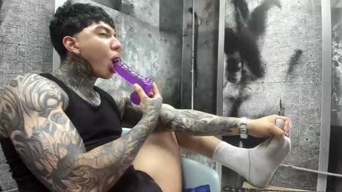 Snapshot of gury_tattoo chatting on 05/27/26, 07:11 Gury online show from 05/27/26, 07:11