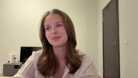 Mia online show from 06/10/26, 06:51
