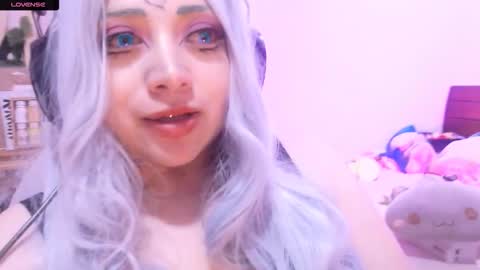 Snapshot of gwin_nya chatting on 10/24/25, 05:15 Gwin Nya   Please help me reach 200 thumbs up online show from 10/24/25, 05:15