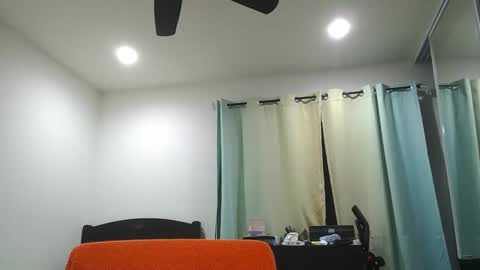 Snapshot of h0nest84 chatting on 12/15/24, 07:24 h0nest84 online show from 12/15/24, 07:24